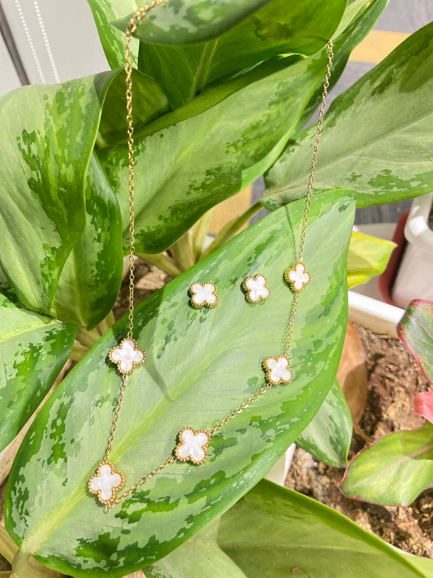 White Blossom necklace with earrings
