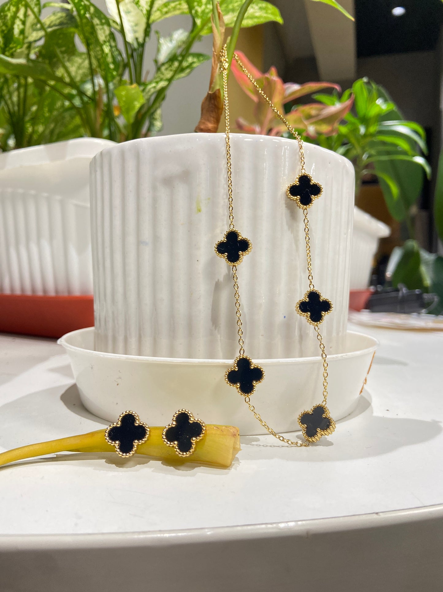 Onyx Blossom Neclace with earrings (modn6)